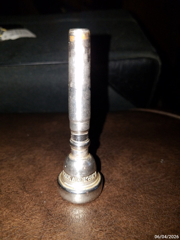 ITEM 4 Bach New York trumpet 12B (2)