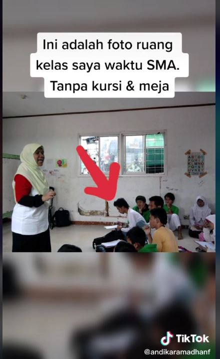 Suasana saat Andika sekolah di khusus anak jalanan tanpa kursi dan meja