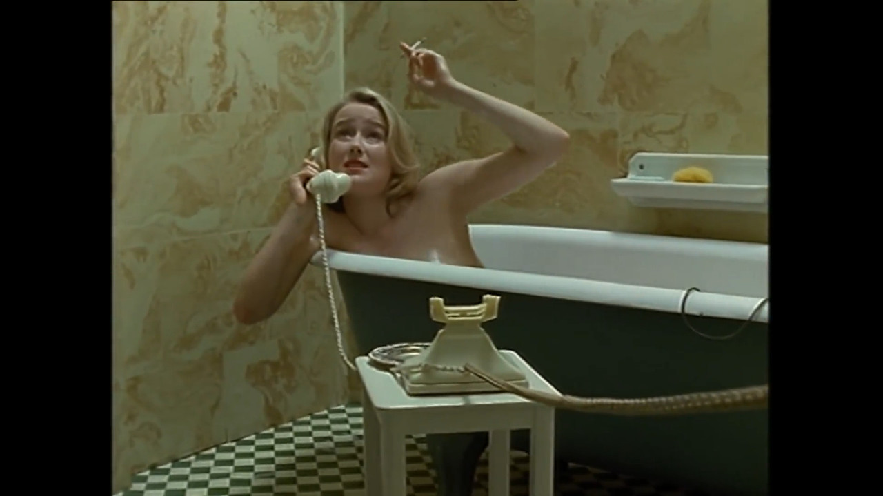 cap_The Camomile Lawn S01E02 1080p (moviesbyrizzo upl)_00_09_49_13