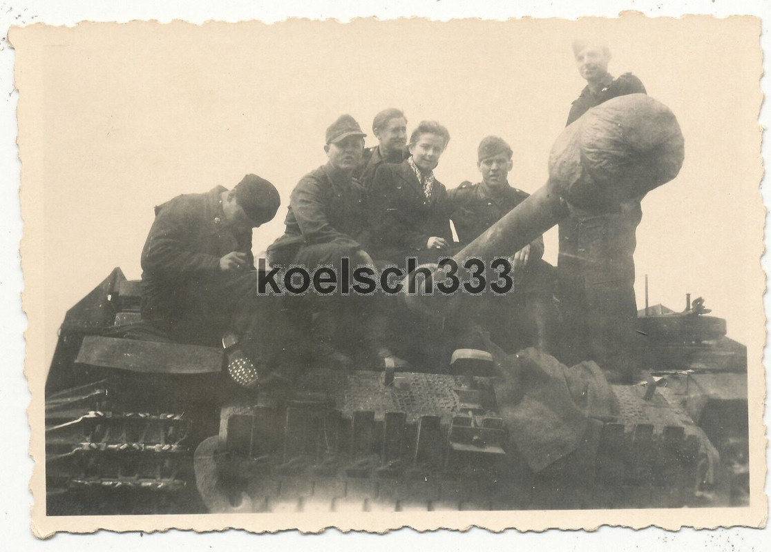 Foto Sturmgeschütz Panzer Abteilung Ostfront 1944 Panzermänner mit Frau auf StuG
