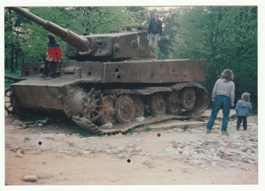 Panzer VI Tiger I letzte Ausführung Abgeschossen 1945 Wrack Fotos 1980 (1)