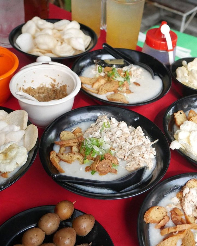 Bubur Ayamnya Opa, pilihan tempat sarapan enak di Jogja yang lagi hits.