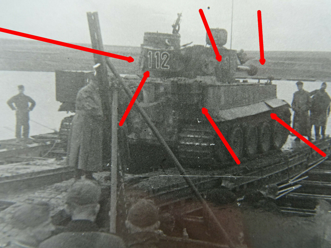 Foto Ukraine, schwere Panzer Abteilung 503, Tiger 112 wird auf Fähre verladen !