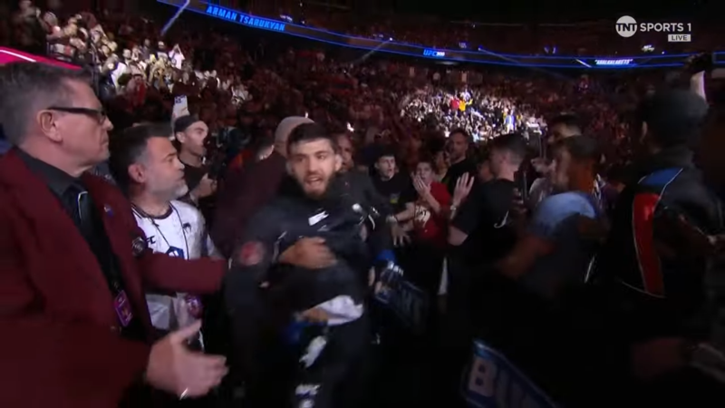 Арман Царукян удари фен, който му показа среден пръст