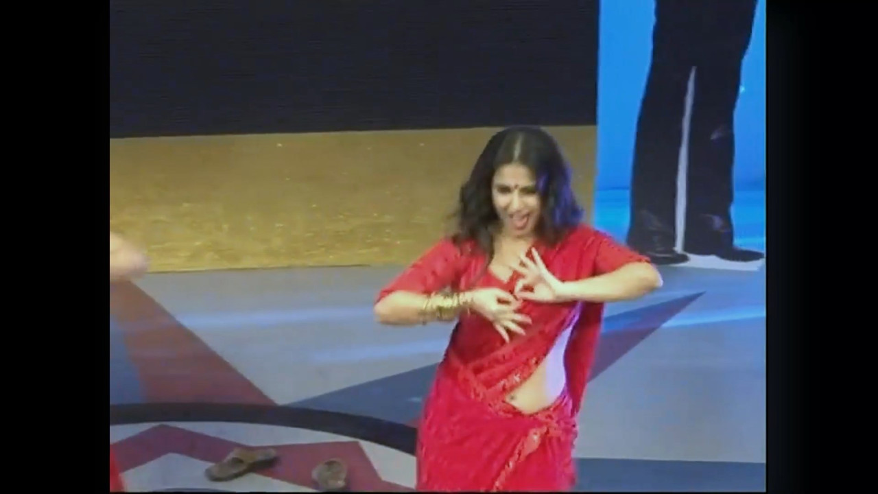 Sakshi tanwar and Vidya Balan Hot Sexy navel in red saree.mkv_snapshot_00.23.969