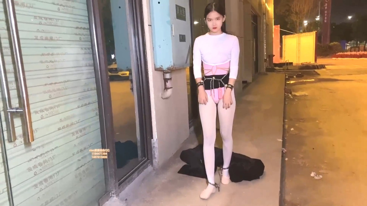 xiao素素 粉色体操服龟甲被老师惩罚金属拷外出超市散步.mp4_20211128_185553.027