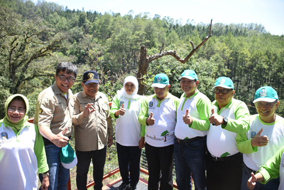 Khofifah Gagas Triangle KEK Singosari-BBIB-UB Forest untuk Wisata Penangkaran Cenderawasih dan Kakatua di Jatim