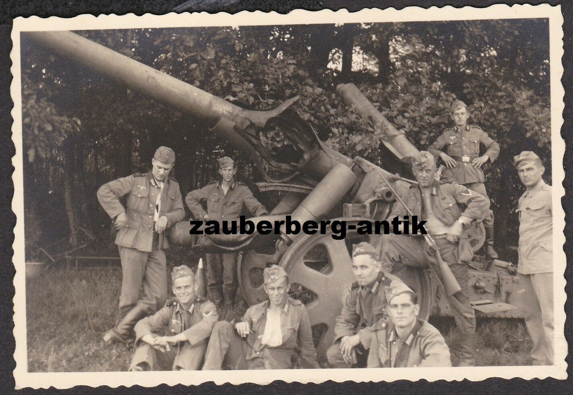 Foto Wehrmacht zerstörtes Geschütz Feldhaubitze Artillerie Rohrkrepierer