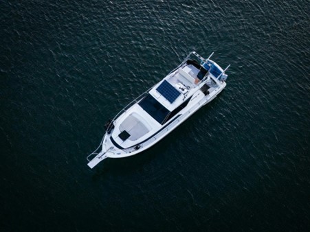 Un bateau en mer avec panneaux solaires sur le pont