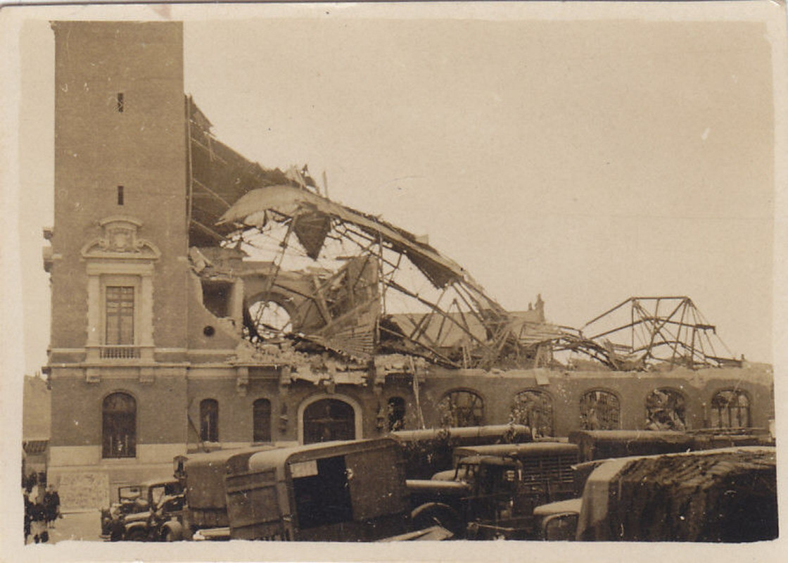 Zerstörte engl. LKW an Kirche in Dünkirchen Fran