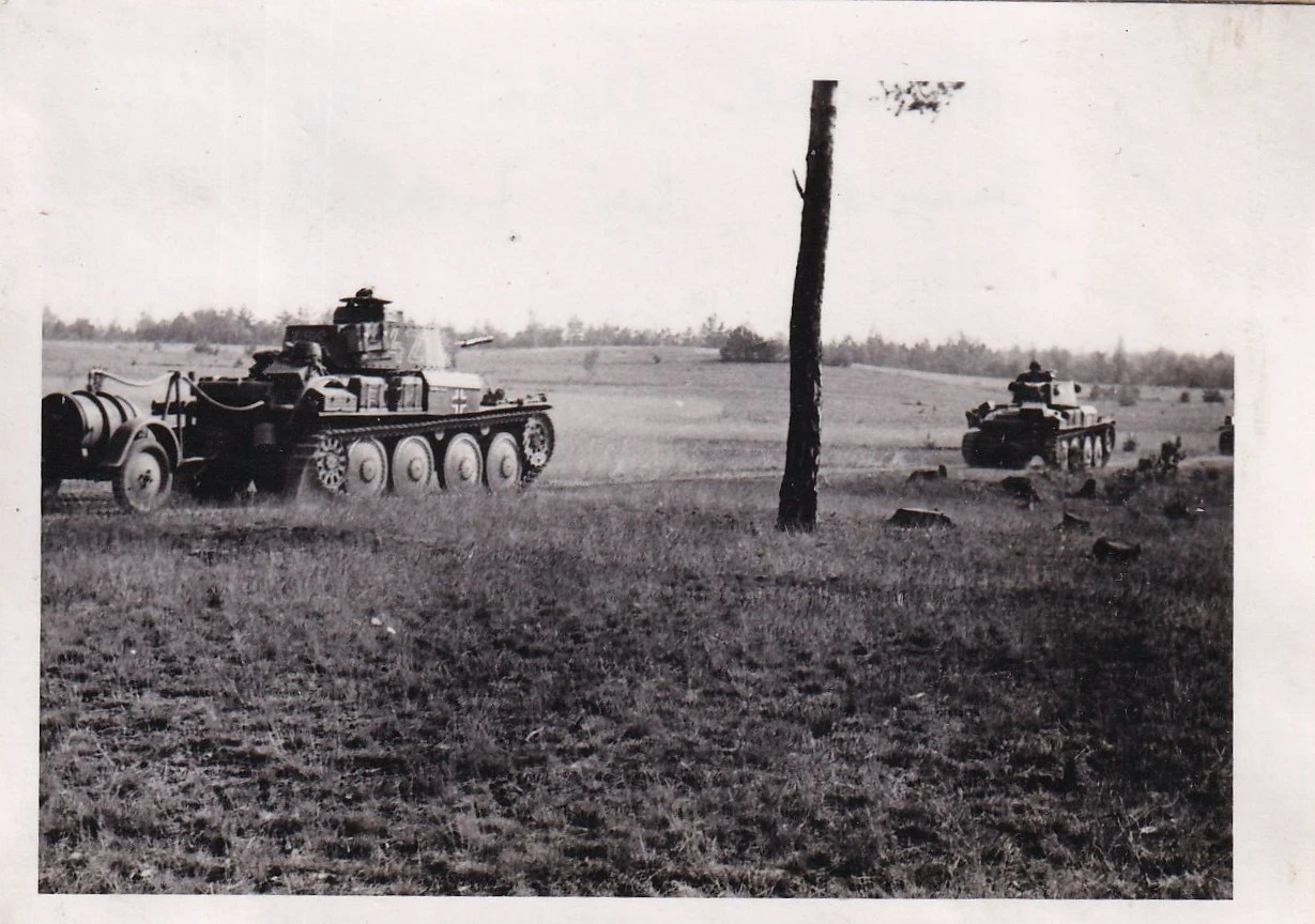Foto Deutsche Panzer vor Angriff 2 WK
