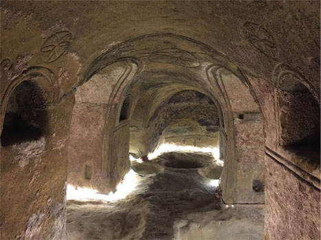 La grotta ipogea di Piagge (https://i.postimg.cc/nrDT8tCM/grottaipogea.jpg)