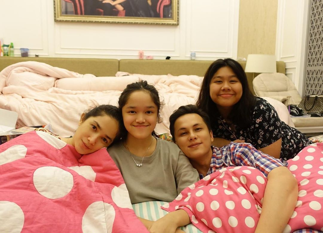 Ussy Sulistiawaty, Andhika Pratama, dan kedua anak sambungnya