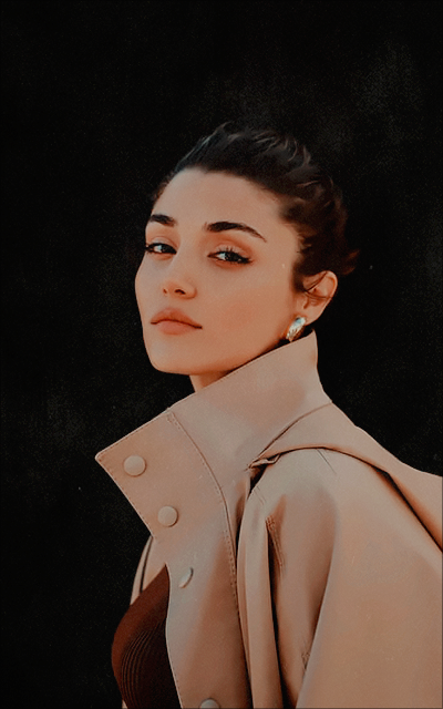 Hande Erçel 29