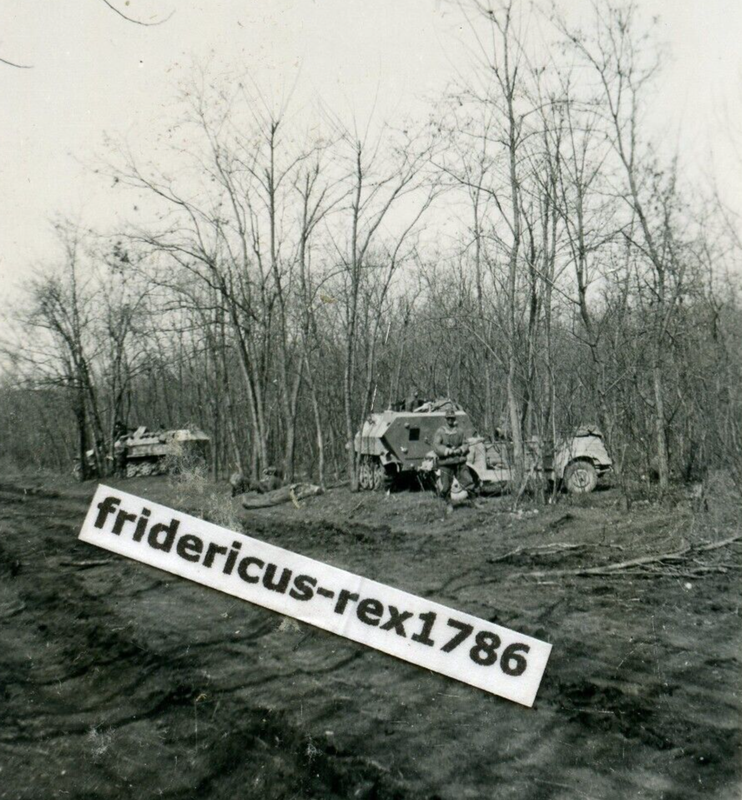 Foto 1. PzSpKp Rückzug 44 Sd Kfz 251 SPW VW Kübelwagen in Deckung HKL