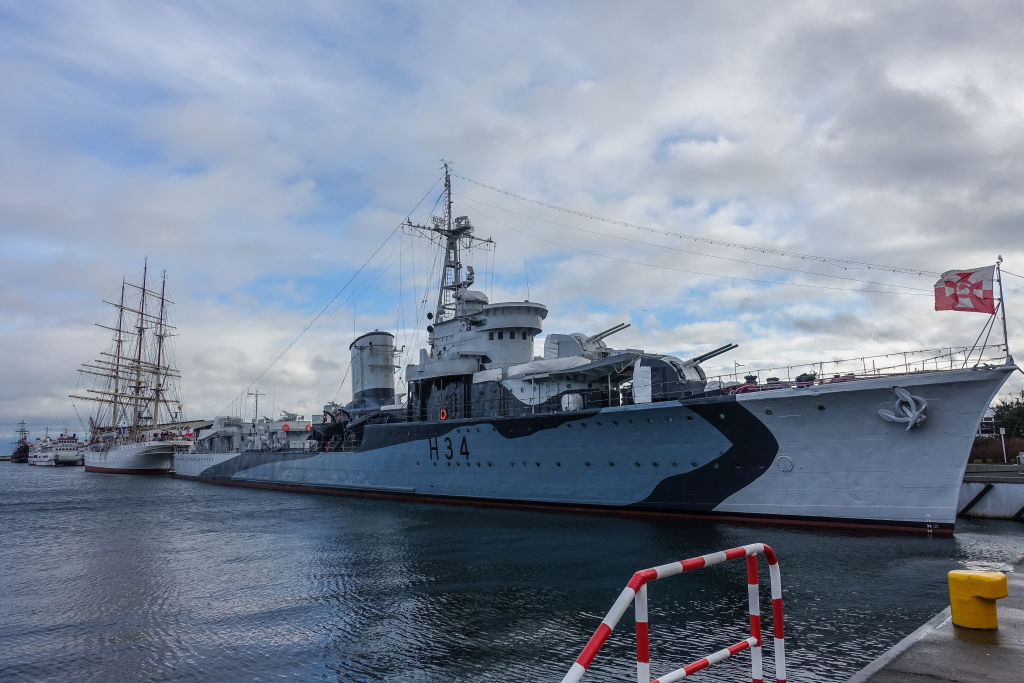 Navires musee Un-destroyer-de-classe-Grom-ORP-B-yskawica-Lightning-or-Thunder-aujourd-hui-le-navire-mus-e-situ