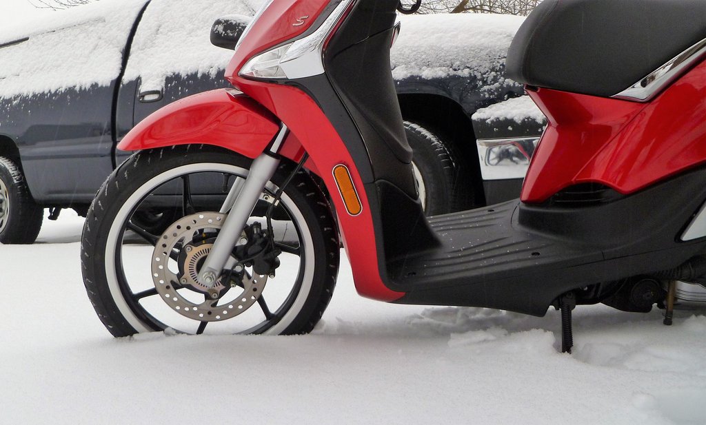 Modern Vespa : When the puke tube is in the snow.....