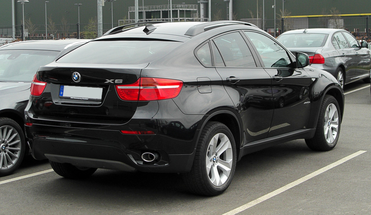 BMW_X6_xDrive30d_(E71)_–_Heckansicht,_26._März_2