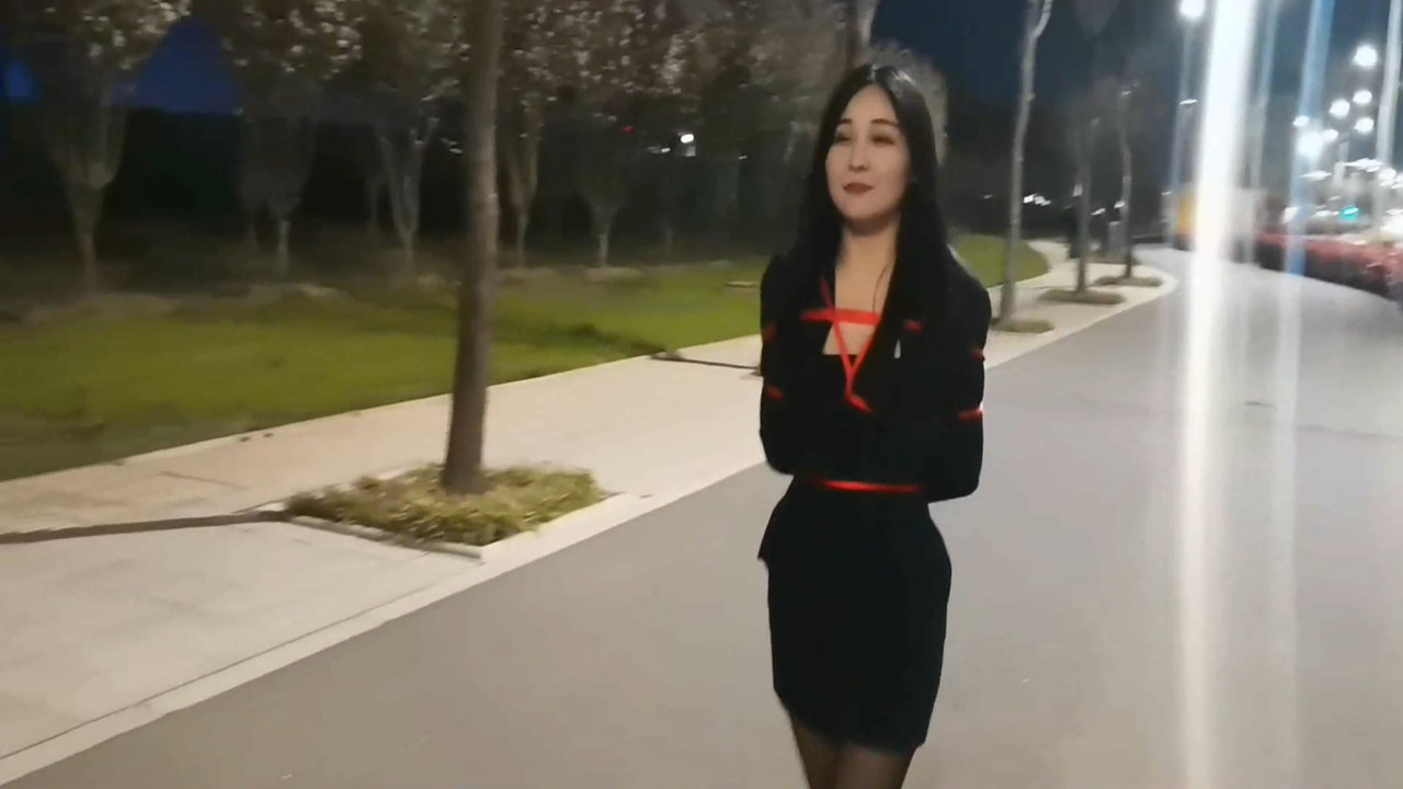 一绳所爱 看见公交站美女随地丢垃圾，果断绑起来.mp4_20220420_130344.427