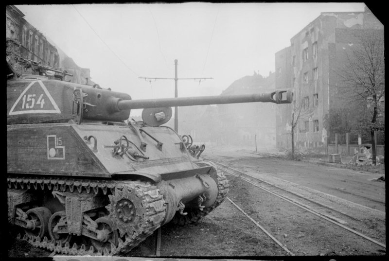 1-й Белорусский фронт. Берлин. Танк Шерман образца 1945 г. с длинноствольной 76мм пушкой (№ 154) на 