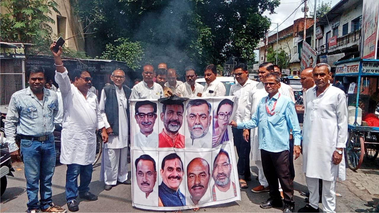 राज्य निर्माण आंदोलन का समर्थन नहीं करने पर फूँके गए अखंड बुंदेलखंड क्षेत्र के 8 सांसदों के मुखौटे