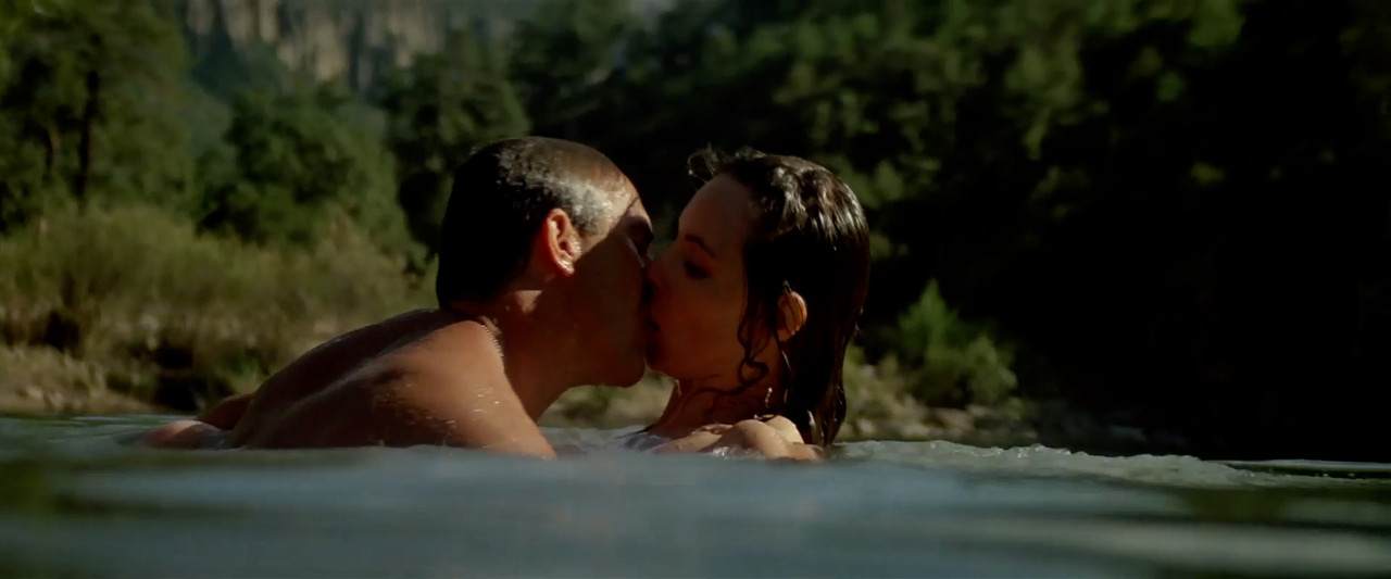 Madeleine.Stowe_Revenge.00_01_46_17.Still009