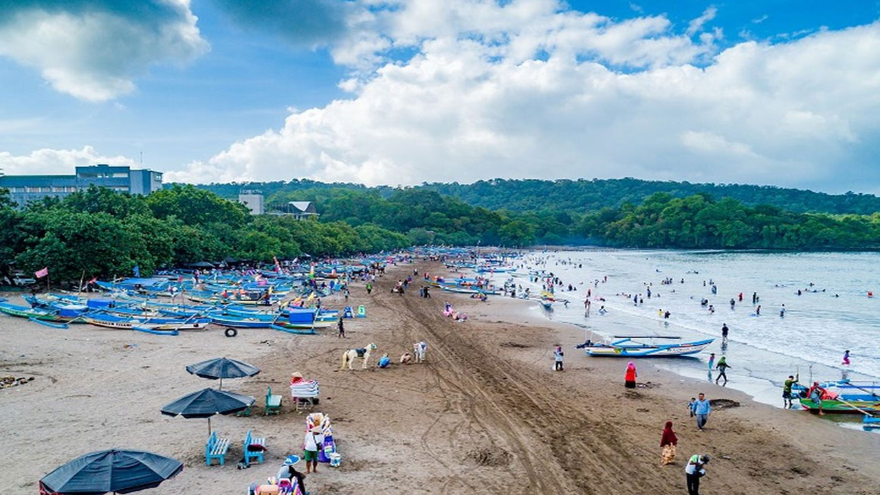 Wisata Pantai yang Beragam Aktivitasnya
