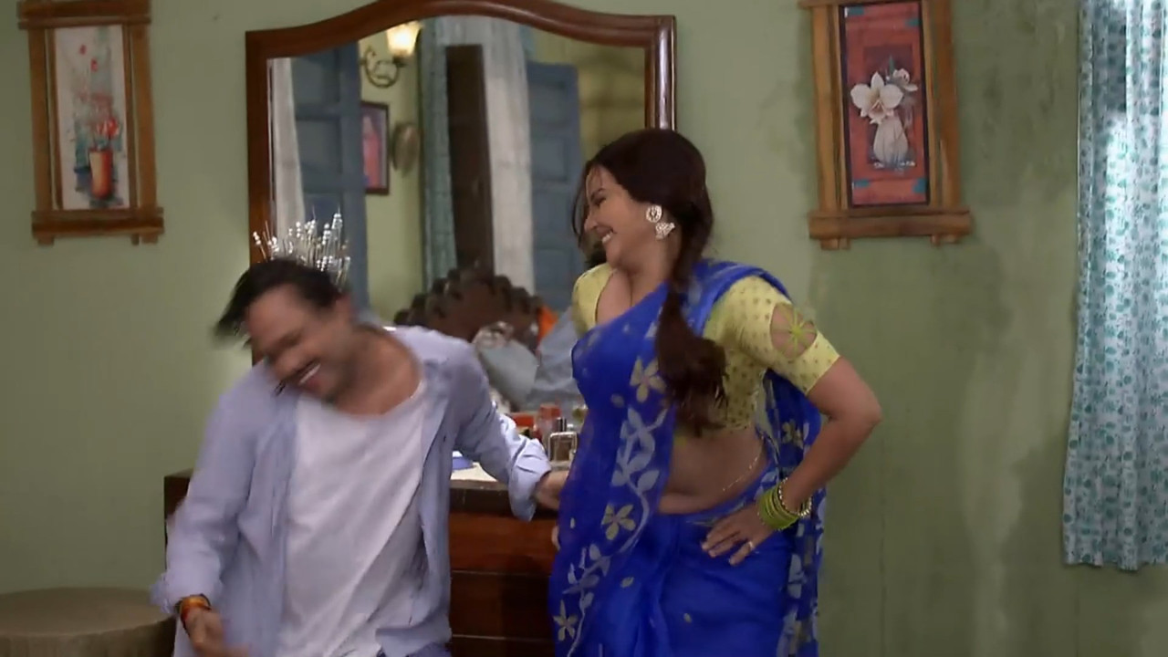 Geetanjali Misha Very Sexy Big Deep Wide Navel Hole in Saree.mp4_snapshot_00.39.560