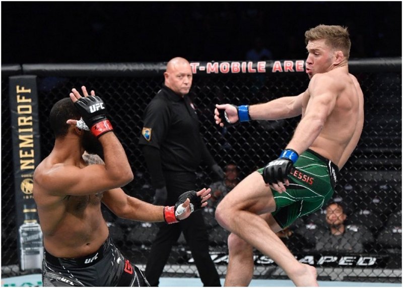 Дрикъс Дю Плеси с тежък нокаут над Тревин Джайлс