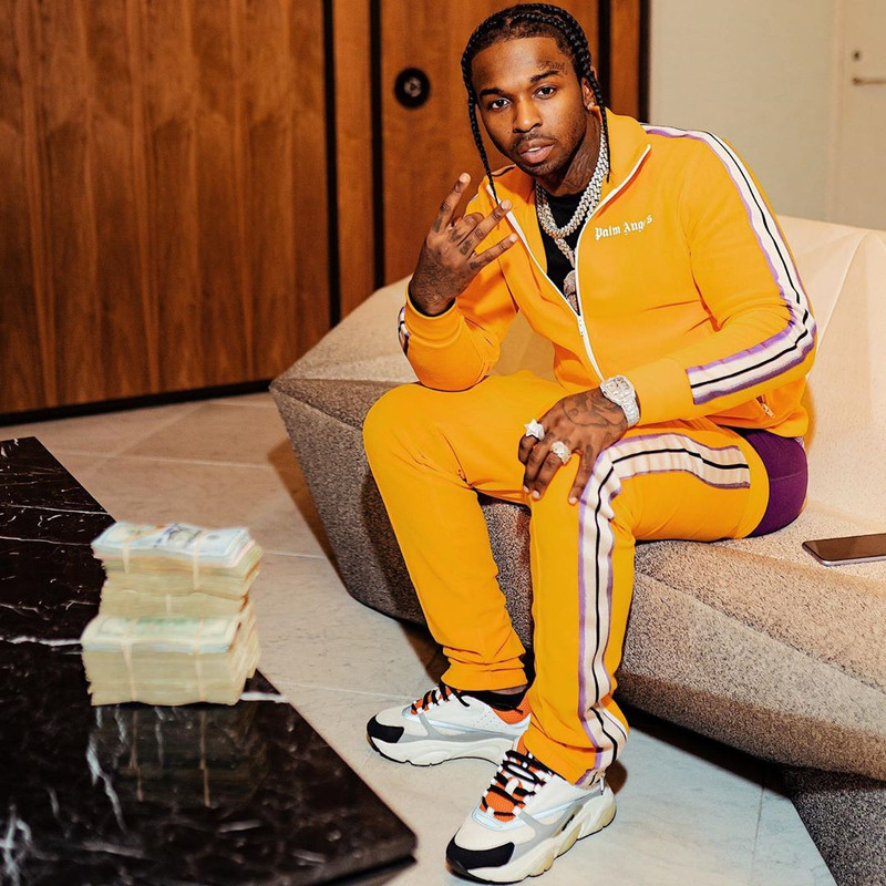 Pop Smoke merupakan Rapper kelahiran Brooklyn yang meninggal di usianya ke-20 tahun karena ditembak sekelompok orang yang menerobos ke rumahnya di Hollywood Hills pada 19 Februari 2020.