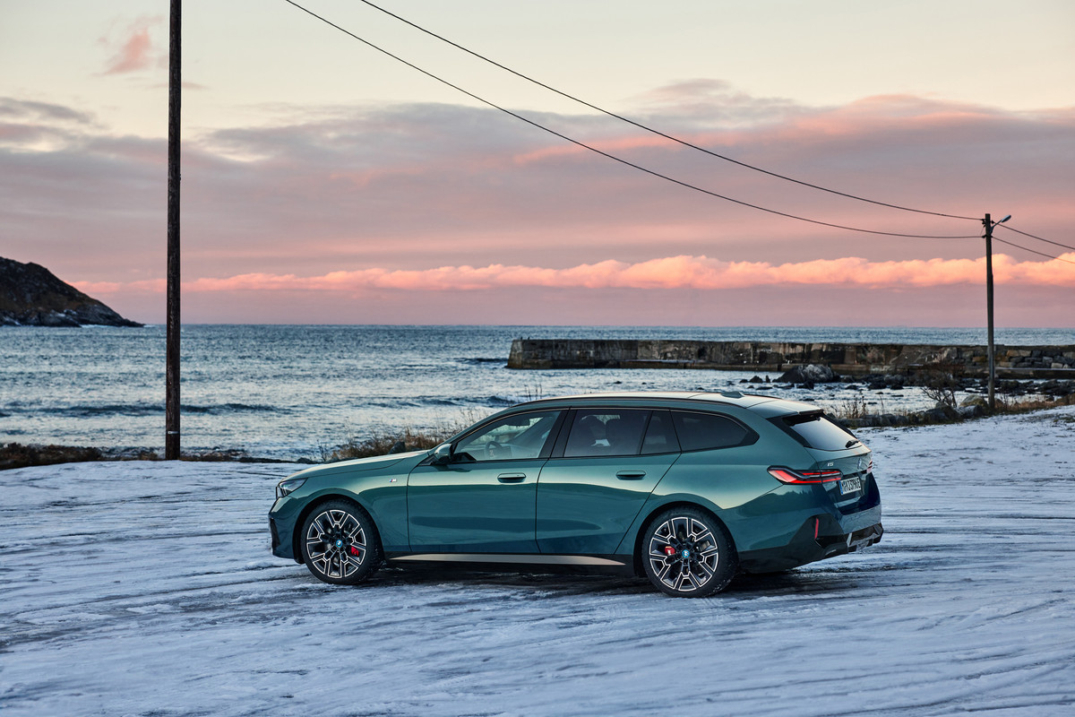 P90537280_highRes_the-new-bmw-i5-edriv