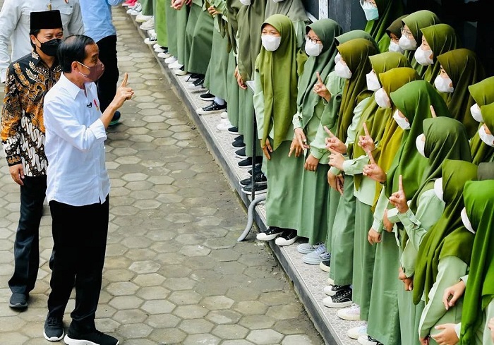 Jokowi berkunjung ke Pondok Pesantren Asrama Perguruan Islam (API) Asri Syubbanul Wathon di Tegalrejo, Kabupaten Magelang.