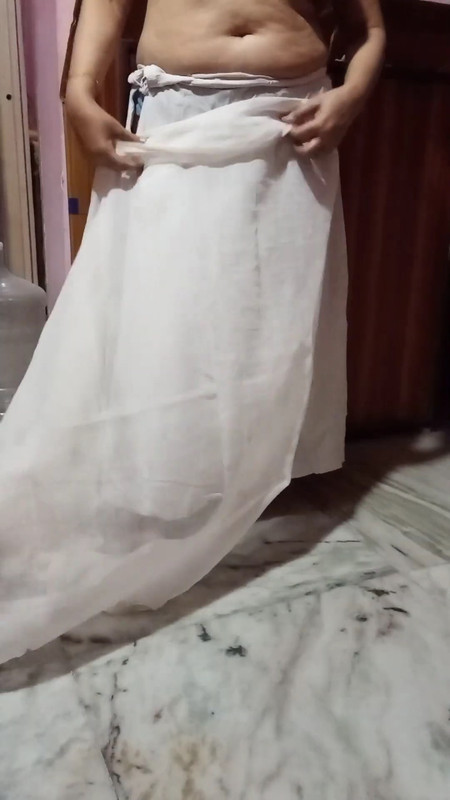 Hot Beautiful bengali Aunty sexy Navel in saree.mp4_snapshot_01.08.273