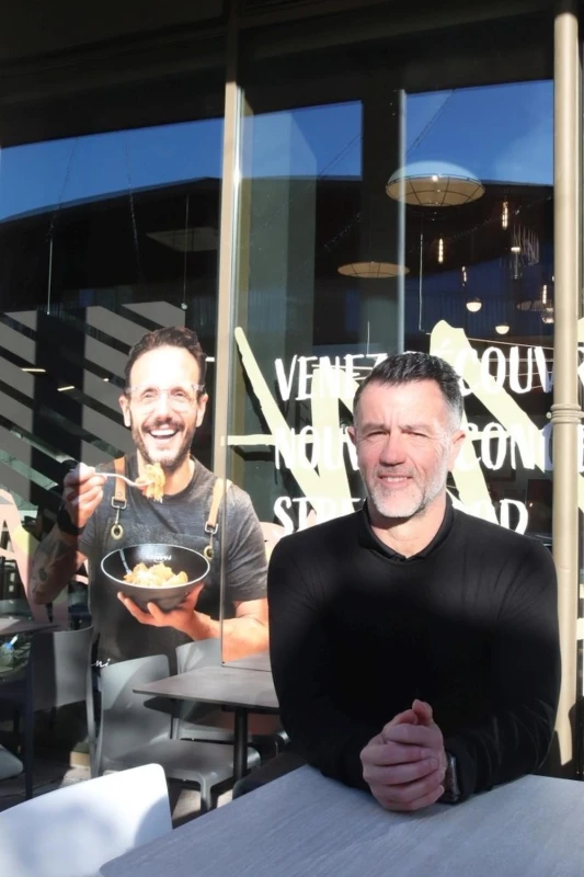 Boris Allain devant la vitrine à l’effigie de Simone Zanoni.