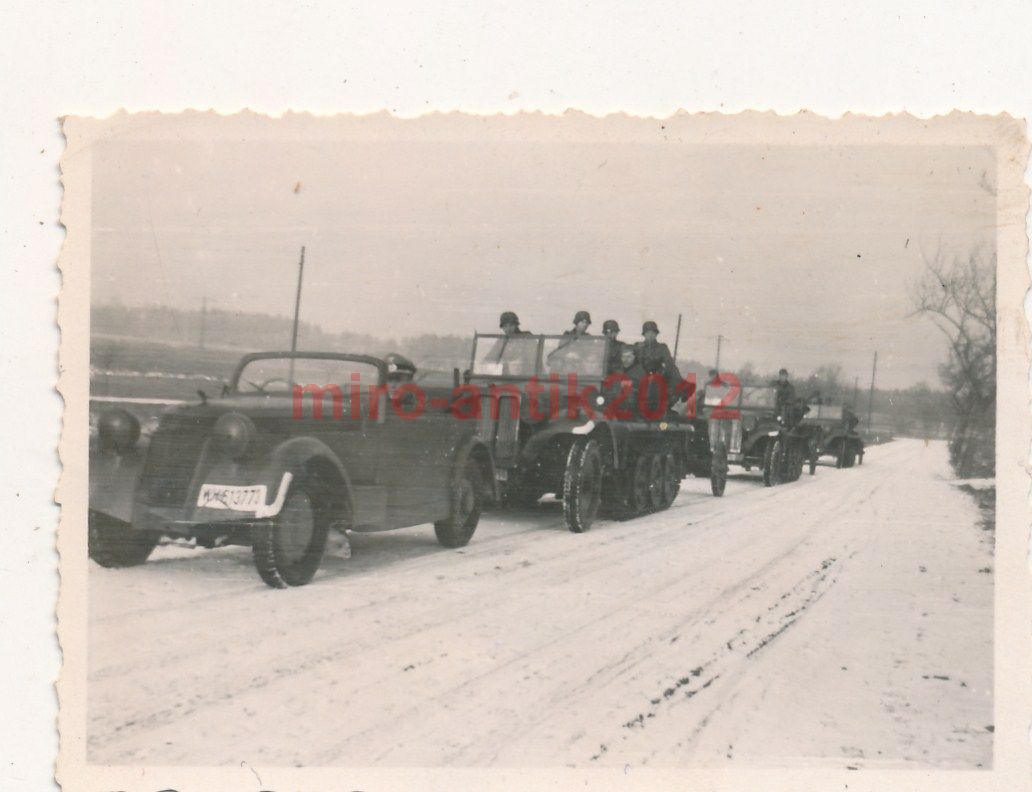 Foto, Halbketten und Pkw während einer Ausfahrt 
