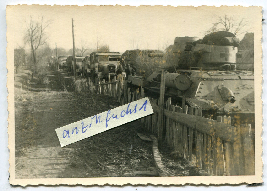 Beute-Panzer aus Rußland und LKW´s bei Deutscher Panzer-Einheit 
