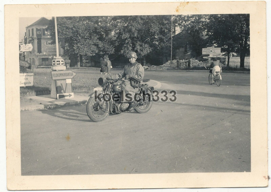 Foto Kradmelder auf französischem Tettot Beute Motorrad vor Esso Tankstelle 1940