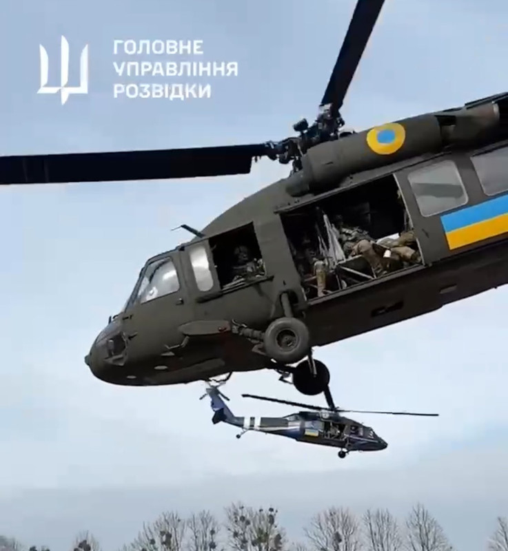 Envois de materiels militaires en Ukraine - Page 21 Le-nouvel-UH-60-Black-Hawk-ukrainien-en-service-chez-GUR-Aviation-2