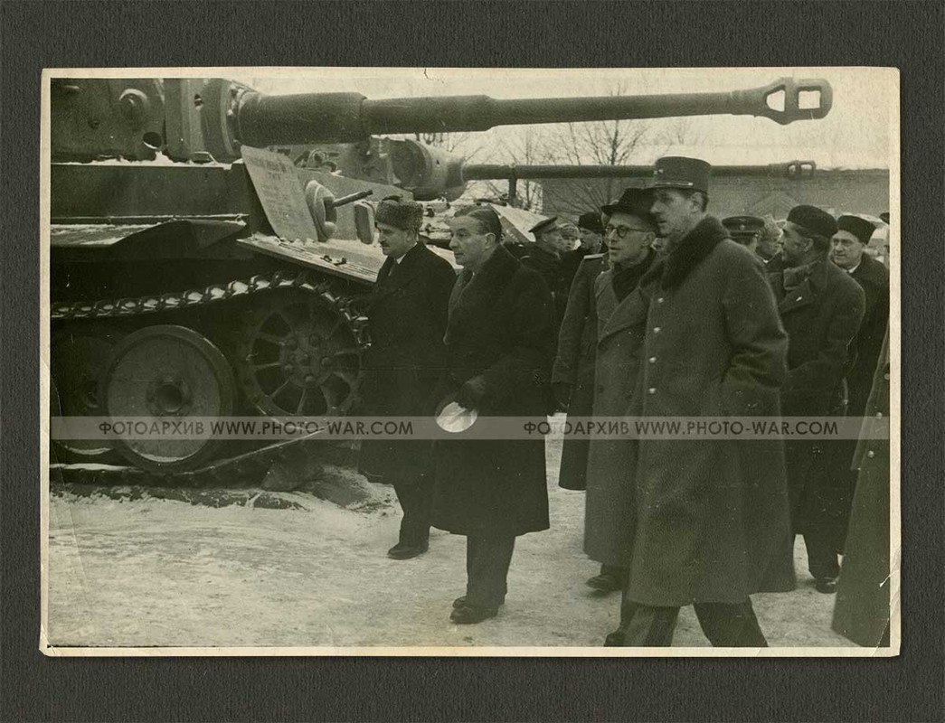 Шарль де Голль, члены французской делегации и сопровождающие их 