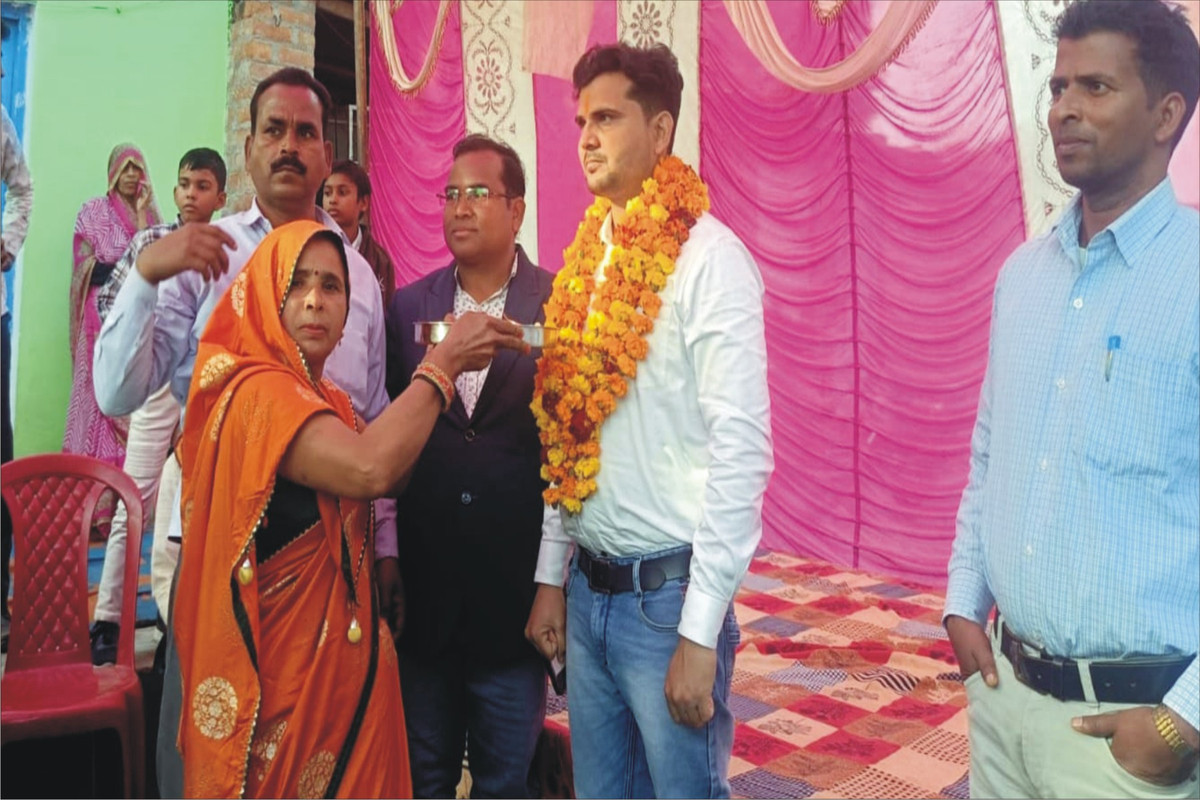 डिप्टी कलेक्टर बने विनोद कुमार का पैतृक गाँव आने पर स्वागत हुआ  गाँव कुदरा बुजुर्ग मे गाँव के लोगो ने स्वागत सम्मान किया / गाँव वालो और परिवार वालो मे अपार खुशी