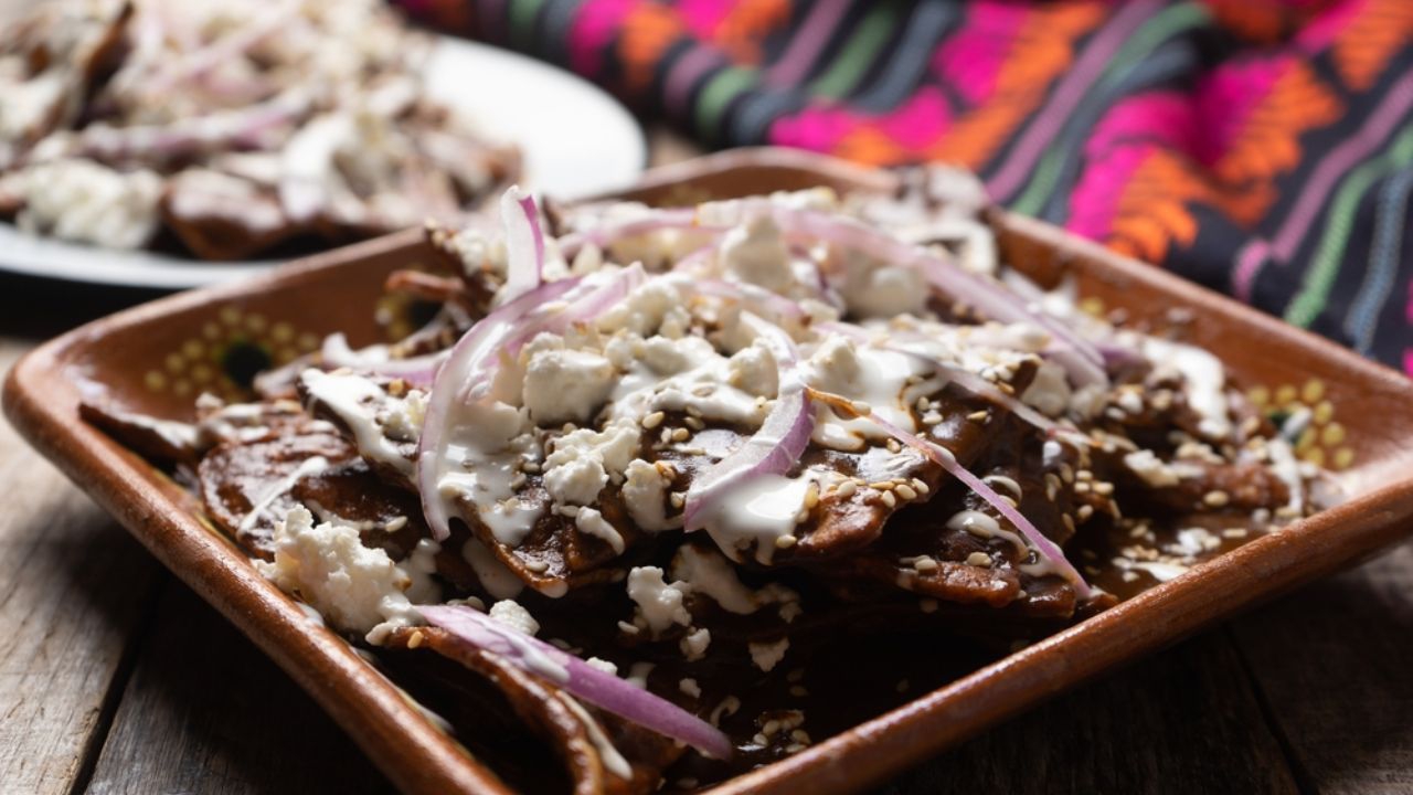 Receta mexicana ¿Cómo se hacen los chilaquiles de frijoles? 