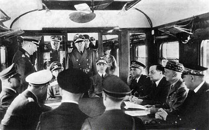 Adolf Hitler, segundo a la izquierda, sentado, asiste a la firma de la rendición de Francia en un vagón de tren en Compiegne el 21 de junio de 1940, durante la Segunda Guerra Mundial. La capitulación se firmó en el mismo sitio donde Alemania firmó el armisticio que puso fin a la Primera Guerra Mundial el 11 de noviembre de 1918. AP Photo