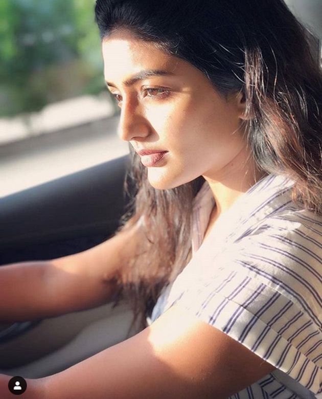 [Image: Eesha-Rebba-New-Pics-2.jpg]