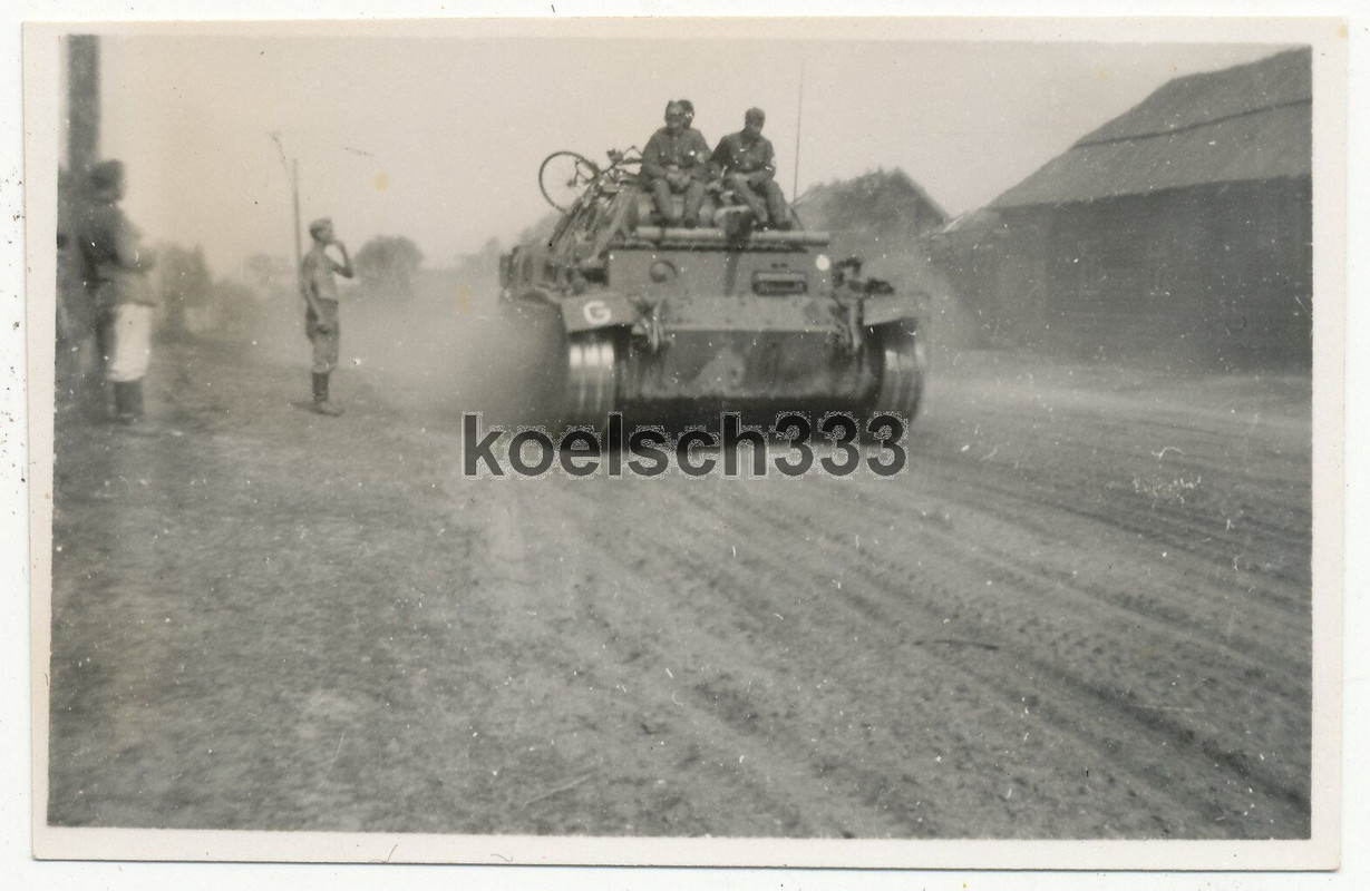 Foto Panzer der Wehrmacht transportiert Landser und Fahrräder an der Ostfront !