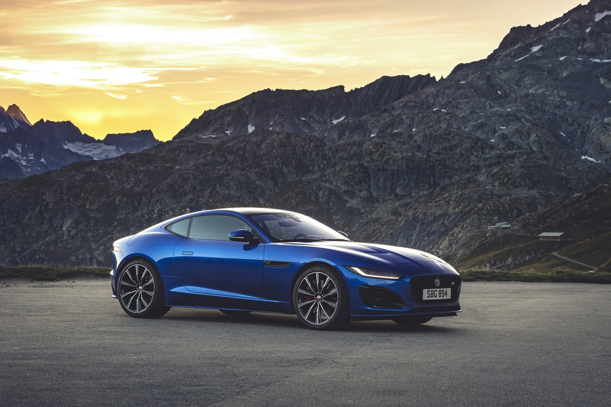 Jag_F-TYPE_R_21MY_Velocity_Blue_Reveal_Switzerland_02.12.19_04