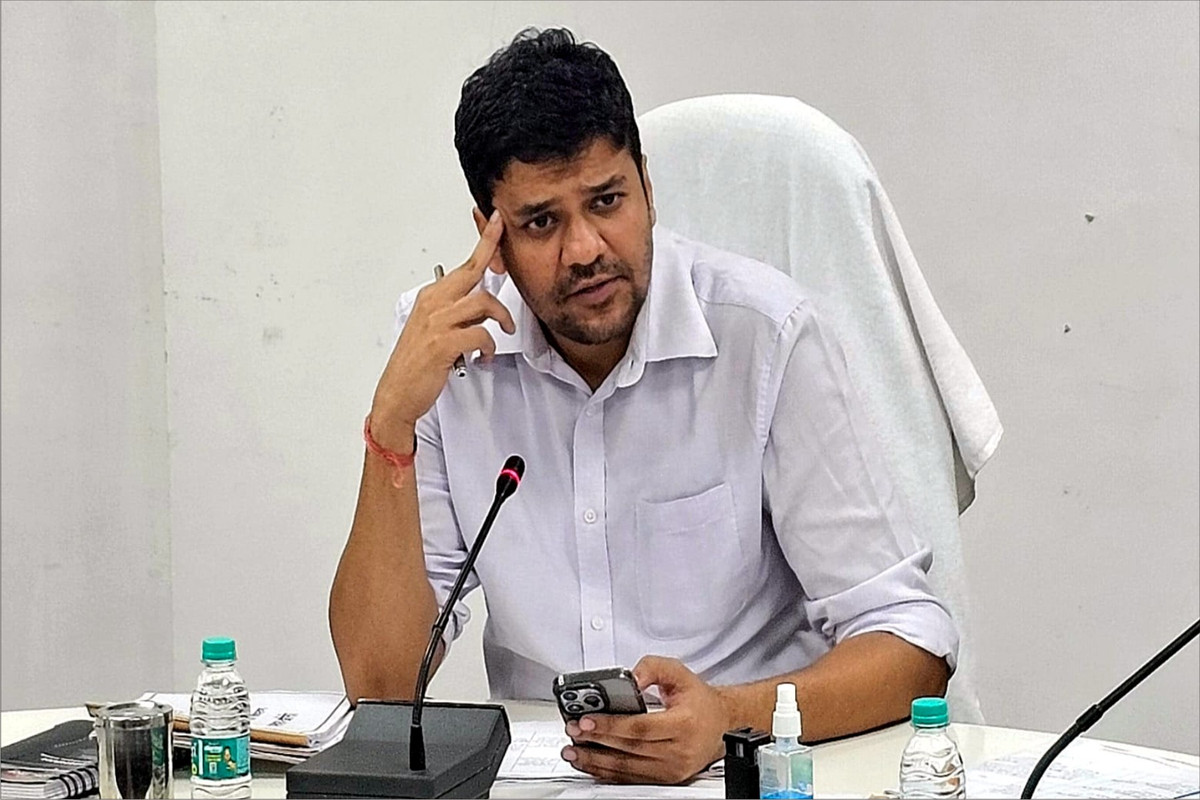 जनपद में बढ़ती गर्मी के दृष्टिगत पेयजल व्यवस्था, पशुओं के लिए तालाब एवं पोखर भरवाने और विद्युत आपूर्ति सुनिश्चित किए जाने के दिए निर्देश