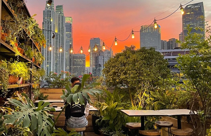 Hause Rooftop menawarkan restoran rooftop dengan suasana damai di tengah hiruk pikuk perkotaan Jakarta Selatan. Lokasinya dekat hotel hingga tempat sewa motor.