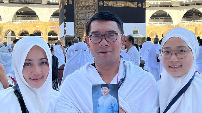 Foto dengan latar Kabah