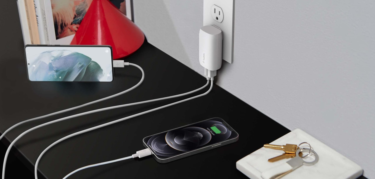 El cargador Belkin 37W cargando dos teléfonos simultáneamente.