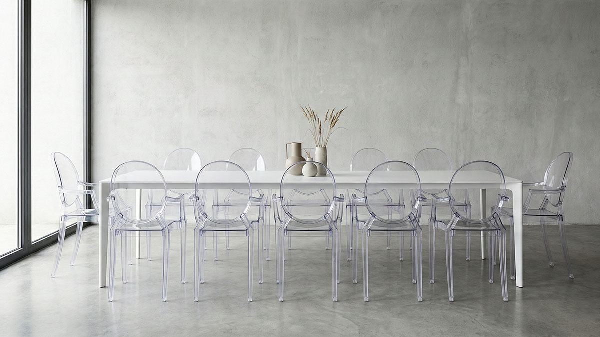 Прозрачные стулья из поликарбоната в современном минималистичном интерьере, пропускающие свет.